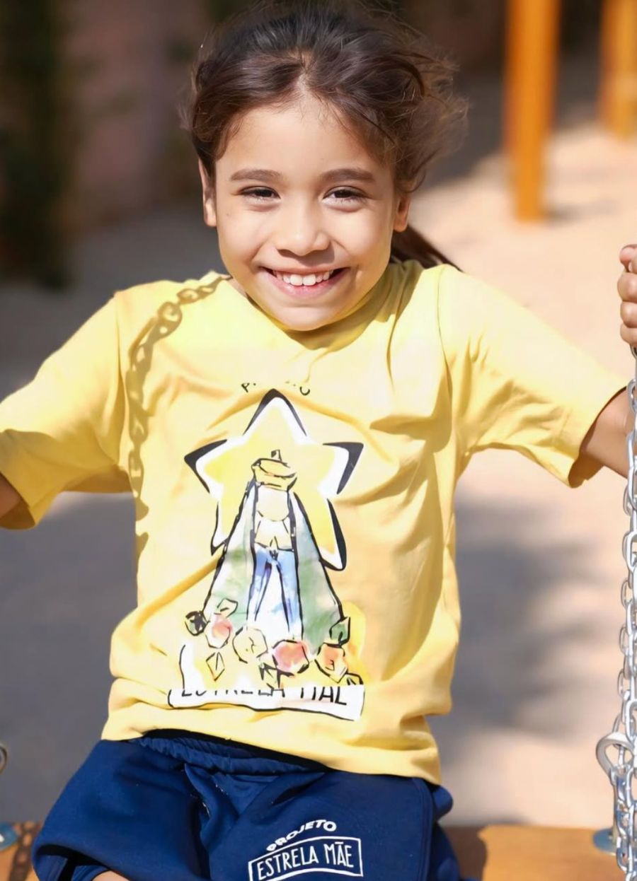 Menina sorrindo no balanço